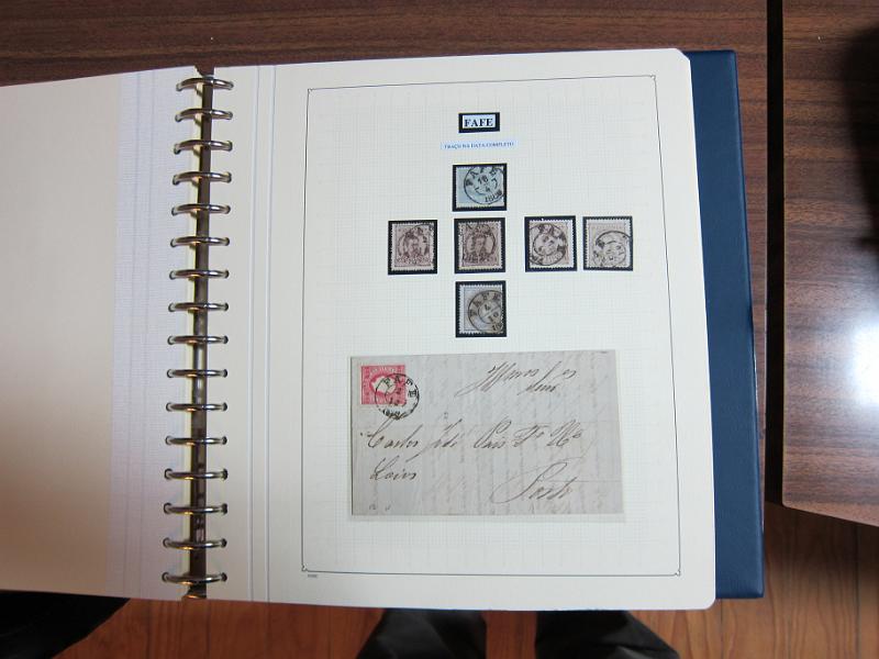 0019 (88).JPG -     Lote:    19      Marcofilia      Lotes Especiais       Descrição:         Portugal. Colecção especializada de carimbos de duplo círculo, tipo 1852, montada em 4 álbuns Lindner, com selos de diversas emissões e cartas, com estudo minucioso de cada marca. Lote a ver.         Lote       Valor Base:     &euro; 2.500,00     Valor Venda:     Retirado     